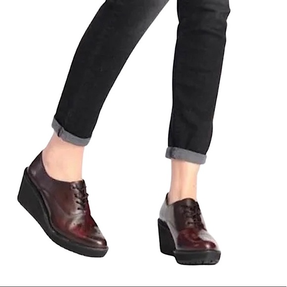 Clarks Shoes - CLARKS NARRATIVE Game Oval Platform Shoes Size 9